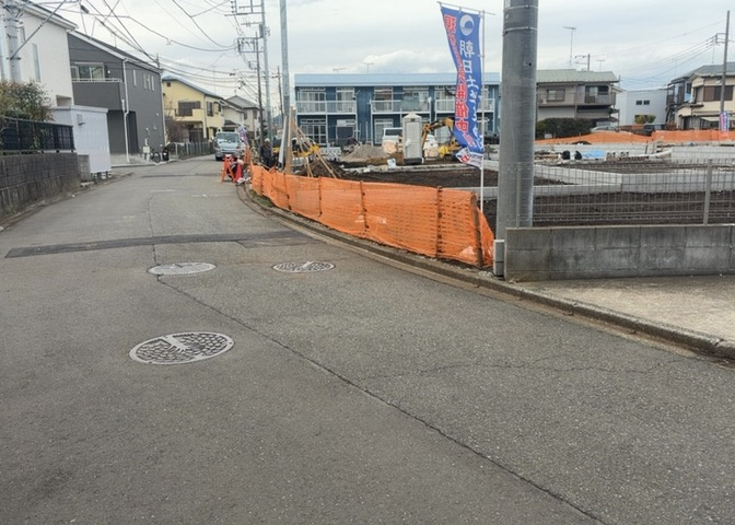 家を建てる場合、方位は要チェックです。現実的に日当たりのよい家ならばリビングは南側、建築基準法でも北側に当たる家への配慮は求められています。土地を見学に行く際は、方位磁針を持って行くようにしましょう。