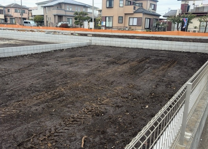 土地を買う際、住む地域の自治体や福祉の補助制度にも注目してみましょう。子供や老人の医療補助やゴミ出しのルールなど、自治体によってルールに大きな違いがあるため、暮らしやすい土地で判断するとよいでしょう。