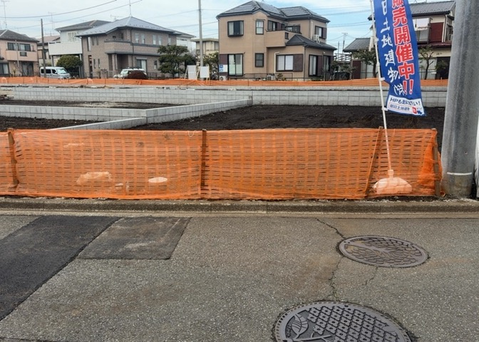 土地の前の道路に消火栓が設置されていることがあります。この場合、道路交通法第45条第1項により、駐車禁止の場所が指定されています。そのため、車庫などの駐車スペースをつくることができない場合があります。