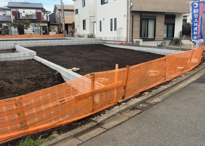 現地に行くなら、物件の周囲の地形がどうなっているかを見ることも大切です。周辺より低くなっている土地では、大雨などで水が集まりやすいため、地盤が弱くなっているということも考えられるため、注意が必要です。
