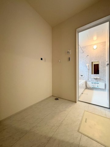 ゆったりとしたスペースが確保された脱衣場です！洗濯機を置いてもゆとりがあり、着替えやタオルを置くラックなども無理なく配置していただけます！お風呂上がりもスムーズに身支度ができる快適な空間です♪