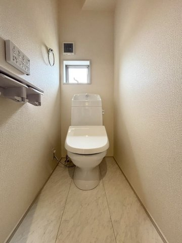 清潔感あふれるシンプルなデザインのトイレです！手洗い付きタンクやトイレットペーパーホルダー、タオル掛けなどの基本設備がしっかり整っています！小窓からやわらかな自然光が差し込む明るい空間です！