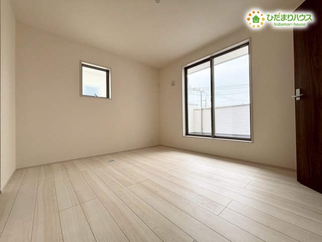 2面採光で明るい光が差し込む洋室です！主寝室やご夫婦のお部屋としてゆったりお使いいただけます！大きなベッドを配置してもゆとりがあるため、毎日の睡眠時間を穏やかで快適に過ごしていただけますよ♪