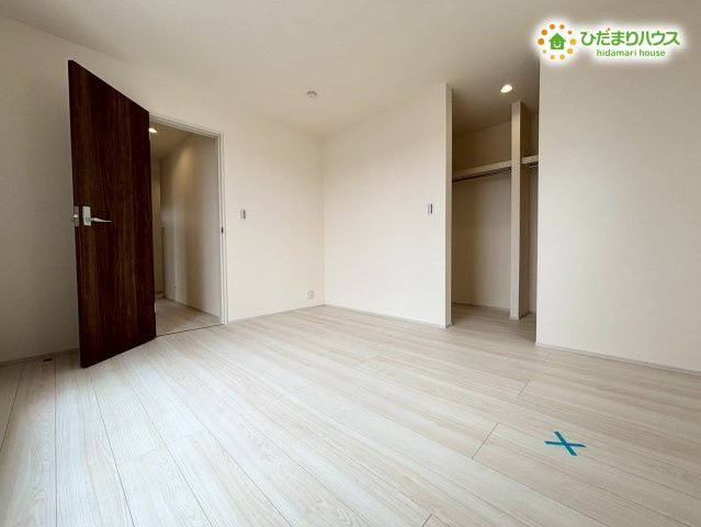明るい木目調のフローリングが心地よい洋室です！ウォークインクローゼットを備えており、お部屋を広くスッキリとお使いいただけます！子供部屋や趣味の部屋、在宅ワーク用の書斎としても活用しやすい空間です♪