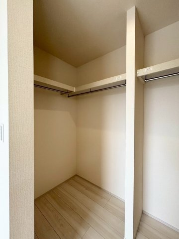 ハンガーパイプと棚板がセットされたウォークインクローゼットです！かさばる冬物コートやスーツ、衣装ケースまでたっぷり収納可能です！服をひと目で見渡せるため、毎朝の服選びもスムーズに行えます♪