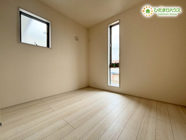 レイアウトしやすいシンプルな洋室です！デスクやベッドを配置しやすく、お子様の学習部屋やお仕事部屋としてもぴったりです！2方向の窓から自然光が入るため、昼間は照明をつけなくても快適に過ごせます♪
