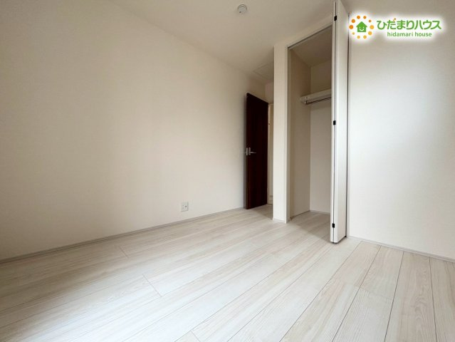 クローゼット付きで整理整頓がしやすいお部屋です！おもちゃや衣類をサッと収納できるため、お部屋の中をいつでもキレイに保てます！ホワイト調の内装でどんな家具やインテリアとも相性良く合わせられます♪