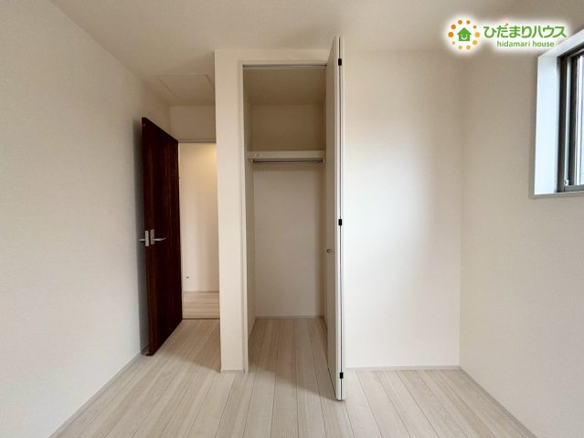 お部屋の奥までしっかり活用できる収納スペースです！奥行きがあるため、掃除機などの家電製品や季節物のラグ、季節家電などもすっきり収納可能です！お部屋の中に余計な物を置かずに広く使えますよ！