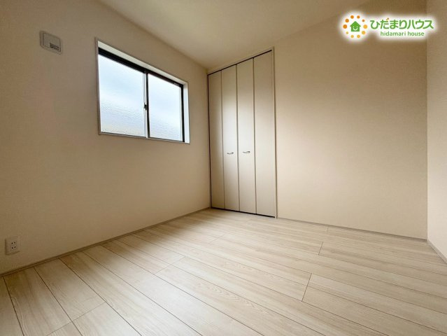 角部屋で明るい光を取り込める快適な洋室です！風通りも良いため、いつでも心地よい空気の入れ替えが行えます！静かで穏やかな環境となっておりますので、寝室としても大変おすすめのお部屋ですよ♪