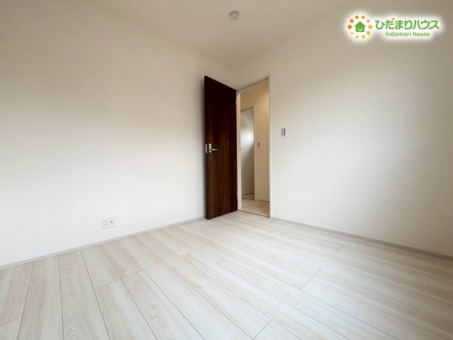 明るく清潔感のあるフローリング仕様のお部屋です！シンプルな形状のため、ベッドやチェストなどの家具配置がしやすく模様替えも楽しめます！ご家族それぞれの用途に合わせてマルチに活躍する空間です！