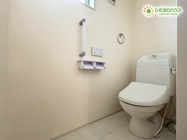 手すりやペーパーホルダーがしっかり完備された安心のトイレ空間です！壁面には小窓が付いており換気も楽々行えます！スペースにゆとりがあるため、小さなお子様のトイレトレーニングの際も安心ですね♪