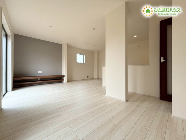 自然光がしっかり届く明るく広々としたリビングです！ご家族みんなでソファに座ってテレビを観たり、ゆったりとおしゃべりを楽しめる快適な空間です！壁面アクセントクロスと造り付けの棚も配置していますよ♪