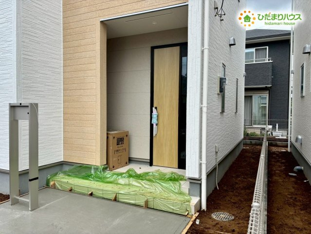 屋根付きで雨の日のおでかけも安心な玄関ポーチです！濡れることなく傘を開閉できるため、小さなお子様を連れての外出時にも大変重宝します！すっきりとしたスタイリッシュな扉デザインも魅力的ですね♪