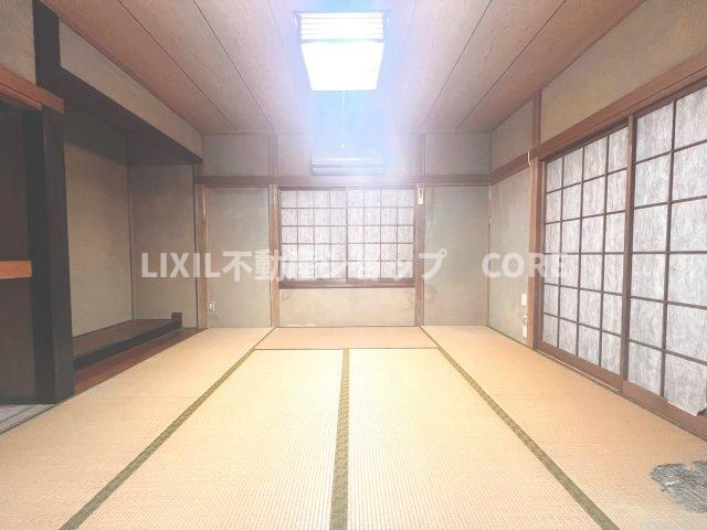 来客時や一息つきたいときなどに利用できる用途多様な空間の和室がございます。