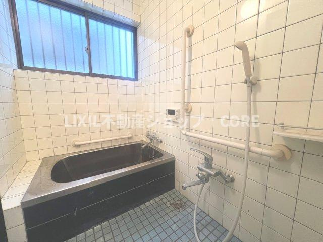 気持ちの良い光と爽やかな風をたっぷりと取りこめる開閉式の窓も設置しています。