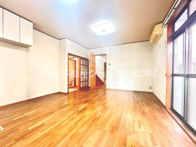 家族の一体感を感じられる広々としたリビングスペース。家族の笑い声が今にも目に浮かびそう。