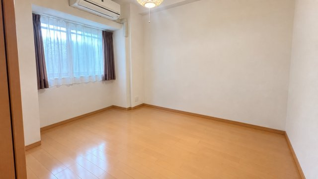 明るい色合いのフローリングと白を基調とした内装が、すっきりとした印象の洋室です。窓から自然光を取り込みやすく、室内は明るく開放的な雰囲気です。家具の配置を考えやすいシンプルな空間となっています。
