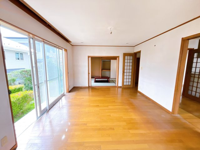 ◎閑静な分譲地内の北東角地　◎ゆったりとした広さの間取りが特徴です。　◎リフォームは必要になりますが、　まだまだご利用いただける物件かと思います。