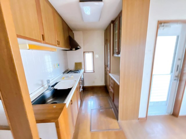 ◎閑静な分譲地内の北東角地　◎ゆったりとした広さの間取りが特徴です。　◎リフォームは必要になりますが、　まだまだご利用いただける物件かと思います。