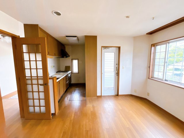 ◎閑静な分譲地内の北東角地　◎ゆったりとした広さの間取りが特徴です。　◎リフォームは必要になりますが、　まだまだご利用いただける物件かと思います。