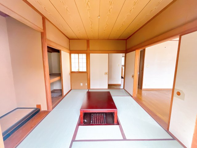 ◎閑静な分譲地内の北東角地　◎ゆったりとした広さの間取りが特徴です。　◎リフォームは必要になりますが、　まだまだご利用いただける物件かと思います。