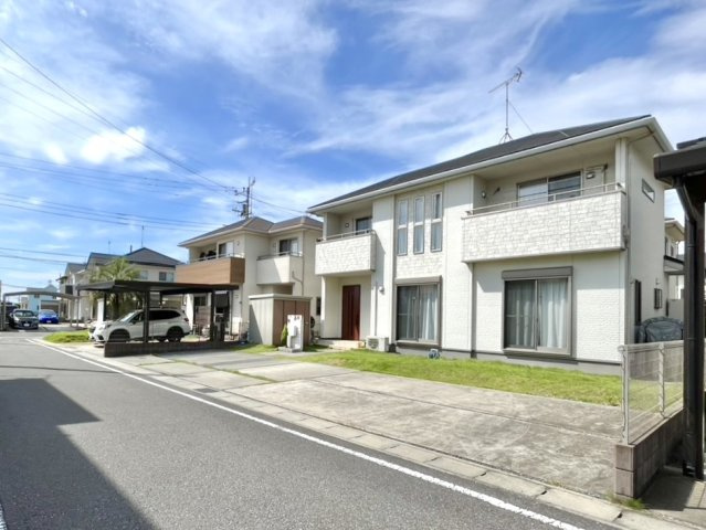 ■外観｜周囲の見渡しが良く、車の出入りの際も安全確認がしやすいため、小さなお子様がいるご家庭でも安心です♪