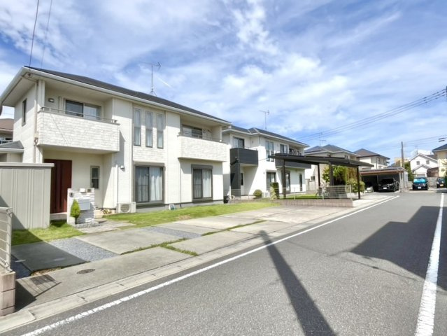 ■外観｜道路幅にゆとりがあることで駐車もしやすく、来客時や複数台利用の際にもストレスを感じにくいのが魅力の一つです♪