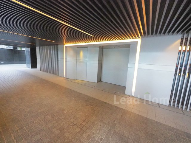木目調の天井と柔らかな照明がお洒落なエントランス！上品な空間が訪れる人をやさしく迎えます♪