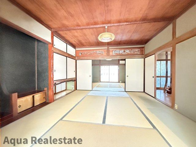 ゆったりとしたリビングです　玄関入って左手の和室
