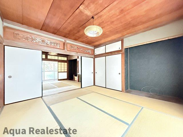 和室があると落ち着いた雰囲気になりますね　玄関入って左手の和室