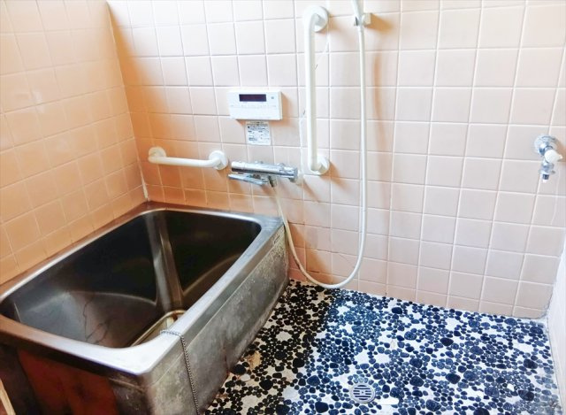 窓付きで換気しやすい浴室。　自然換気ができるため湿気がこもりにくく、気持ちよくお使いいただけます。