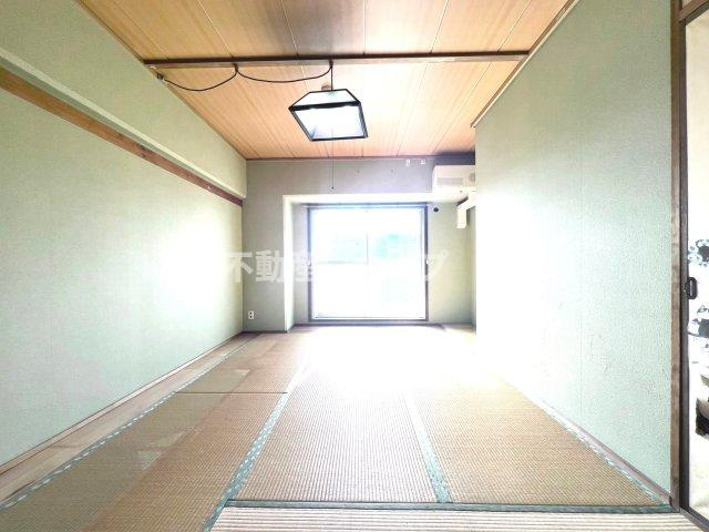 伝統的な日本情緒のある、温かみと落ち着きが感じられる和室です。