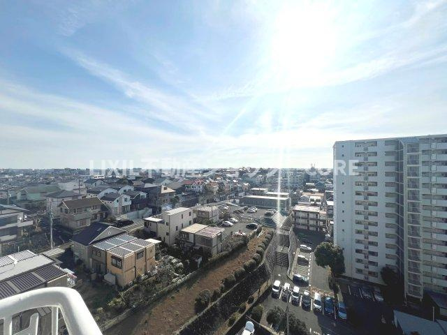 開放感いっぱいの眺望と共に光と風を享受するバルコニー。景観を眺めることができます。