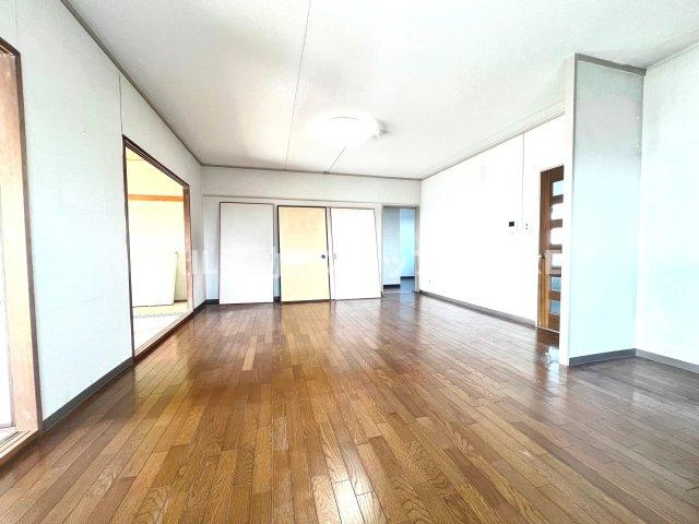 家族が集まるLDKは広さ16帖と家族団らんをするのにちょうど良いサイズです。