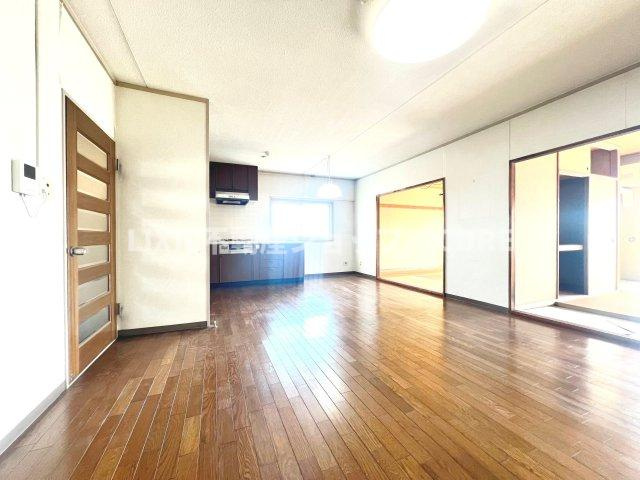 リビングの隣には和室を完備、客間や奥様の休憩場所としても活躍すること間違いなしですね。