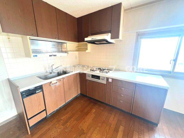 沢山の調理器具や調味料が収納でき、大きな流しもついてます　毎日のお料理が楽しみです。