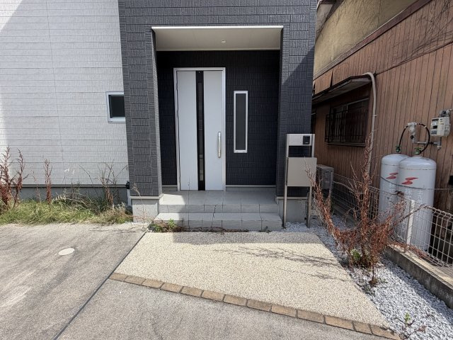 屋根付きの玄関ポーチは、雨の日の鍵の開け閉めにも便利です。