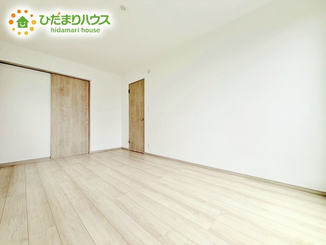 壁紙はシンプルで清潔なホワイトで統一しています。朝の光をたっぷり浴びながら一日をスタート！目覚めは明るくあたたかな場所で。
