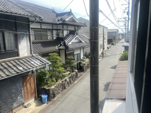 2階の窓からは周辺の街並みを見渡すことができます。戸建住宅が建ち並ぶ落ち着いた住環境で、道路の様子も確認できる眺望です。窓を開ければ外の空気を取り込みやすく、室内の換気にも役立ちます。