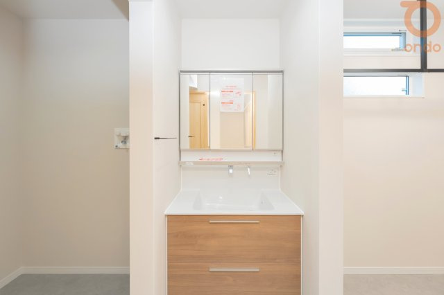 【ondo建物プラン例/洗面室】収納たっぷりの洗面台と、使いやすいランドリースペースを隣接。毎日の家事も快適に。