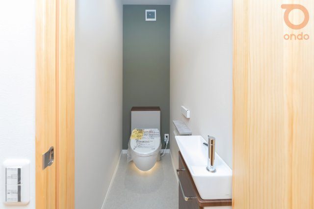 【ondo建物プラン例/トイレ】落ち着いた色合いのトイレに、手洗い場を設置。いつでも清潔にお使いいただけます。