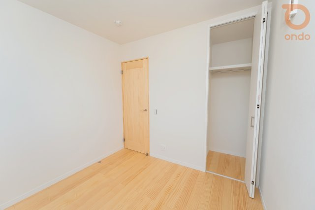 【ondo建物プラン例/洋室】収納付きの洋室で、衣類や荷物もきれいに整理できます。