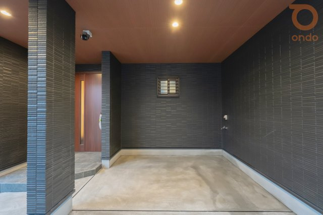 【ondo建物プラン例/ビルトインガレージ】ビルトインガレージで、雨の日も濡れずにスムーズに出入りできます。大切なお車も安心して保管できます。