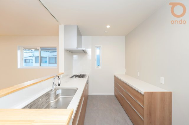 【ondo建物プラン例/キッチン】冷蔵庫を置いても窮屈さを感じないキッチン。ご家族で一緒に料理をしてもゆとりのある広さです。