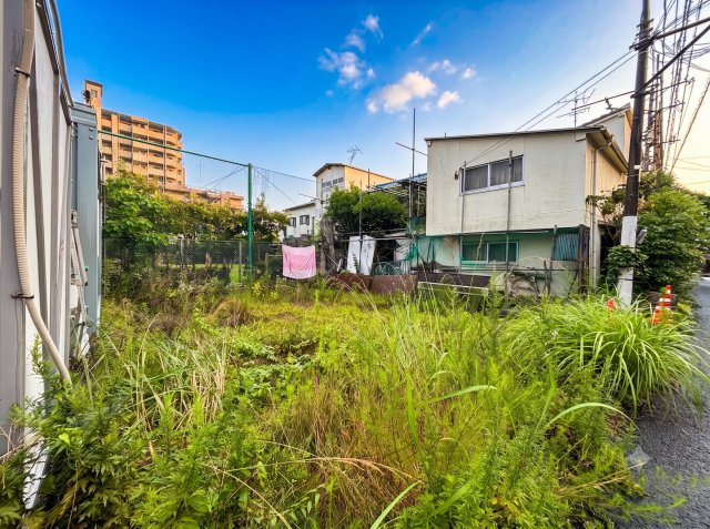敷地を斜めから撮影した写真。79.39？（24.01坪）の土地は、住宅用地として無駄の少ない形状です。現地では敷地の広さや隣地との距離感を実際にご確認いただけるため、建築後のイメージも膨らみます。