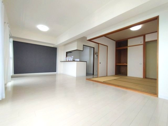 日中はカーテンを開けて自然な光を取り込みリラックスして過ごしたいですね♪