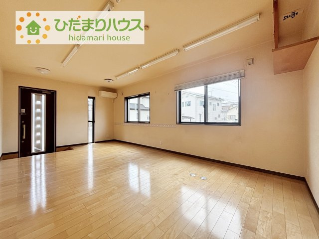 洋室は高い天井のゆったりとした空間を演出(^^)/