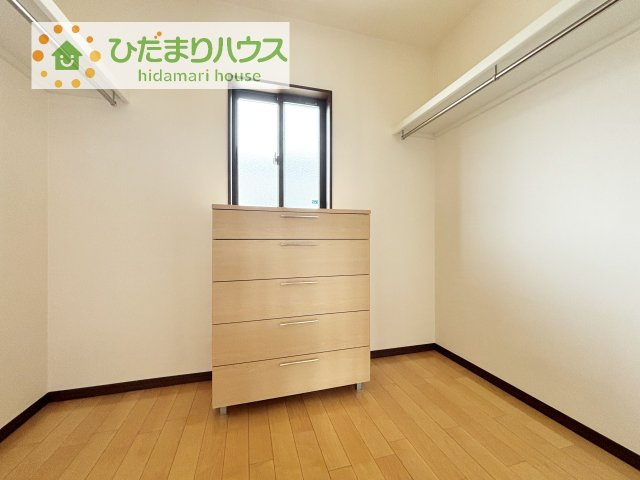 小物類から掃除機やシーズンオフの暖房器具といった大きいものまで1か所に収納できる、機能的な大容量ウォークインクローゼット付き(^^♪