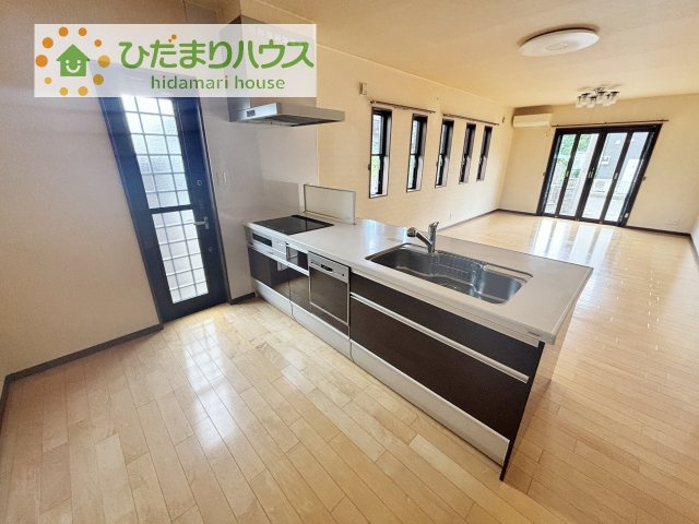 料理をしながらでも、ご家族との会話を楽しめる対面式キッチン♪