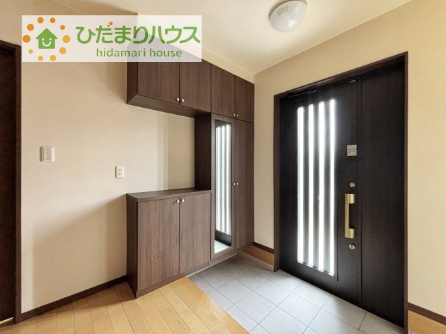 毎日「行ってきます」「ただいま」をいう玄関は明るく光が差し込みます♪